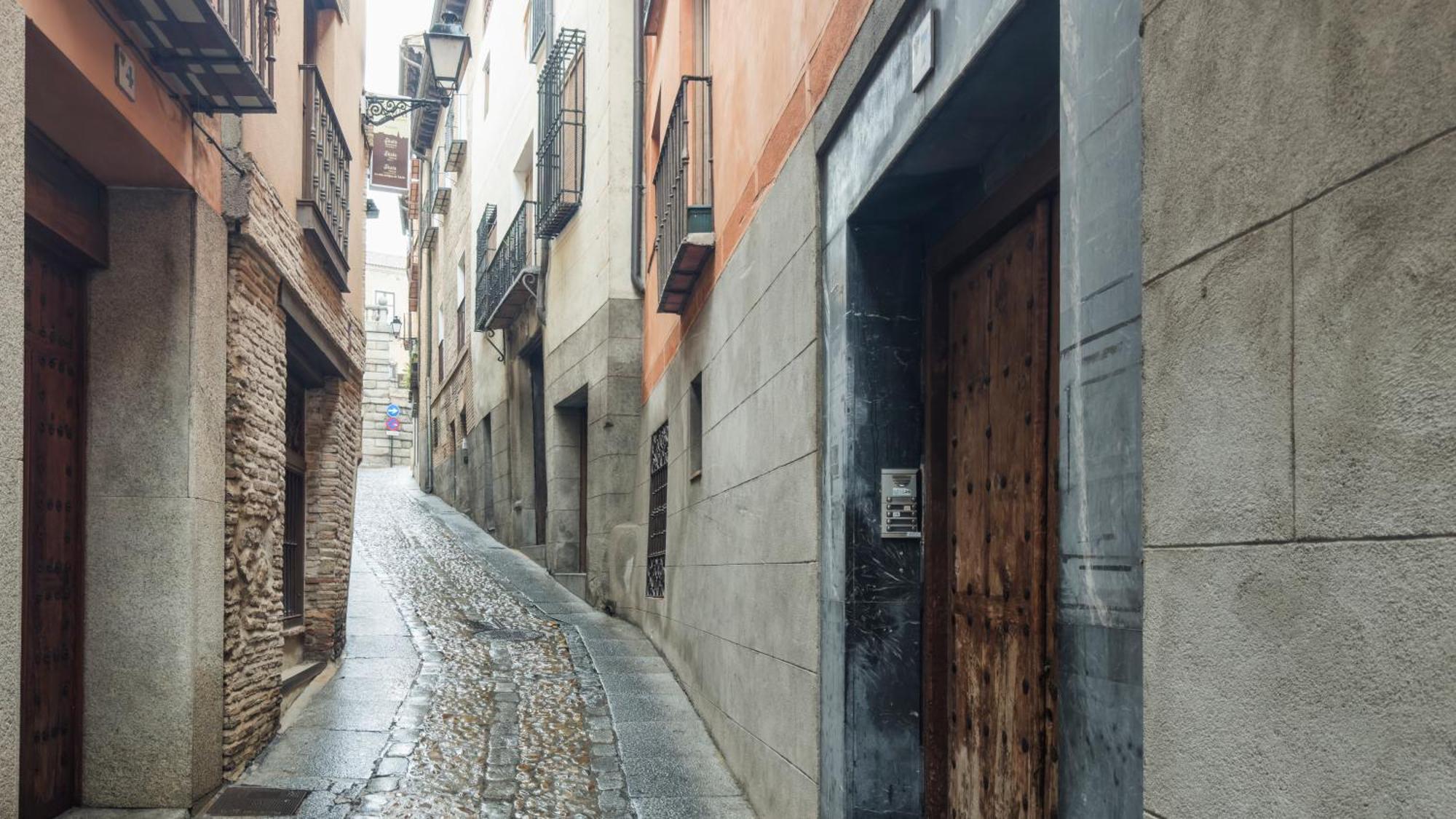 Pozo Amargo Junto A La Catedral By Ap * Toledo